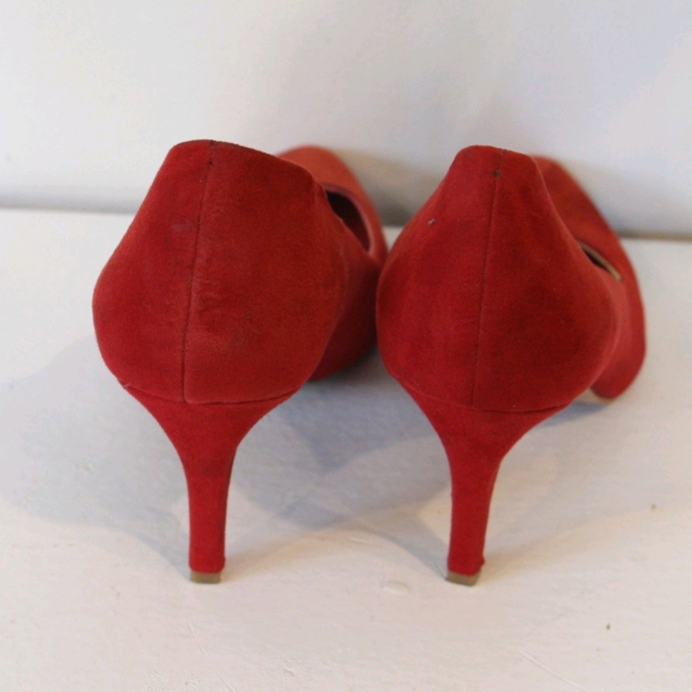 Red Heels - Picture 4 of 7